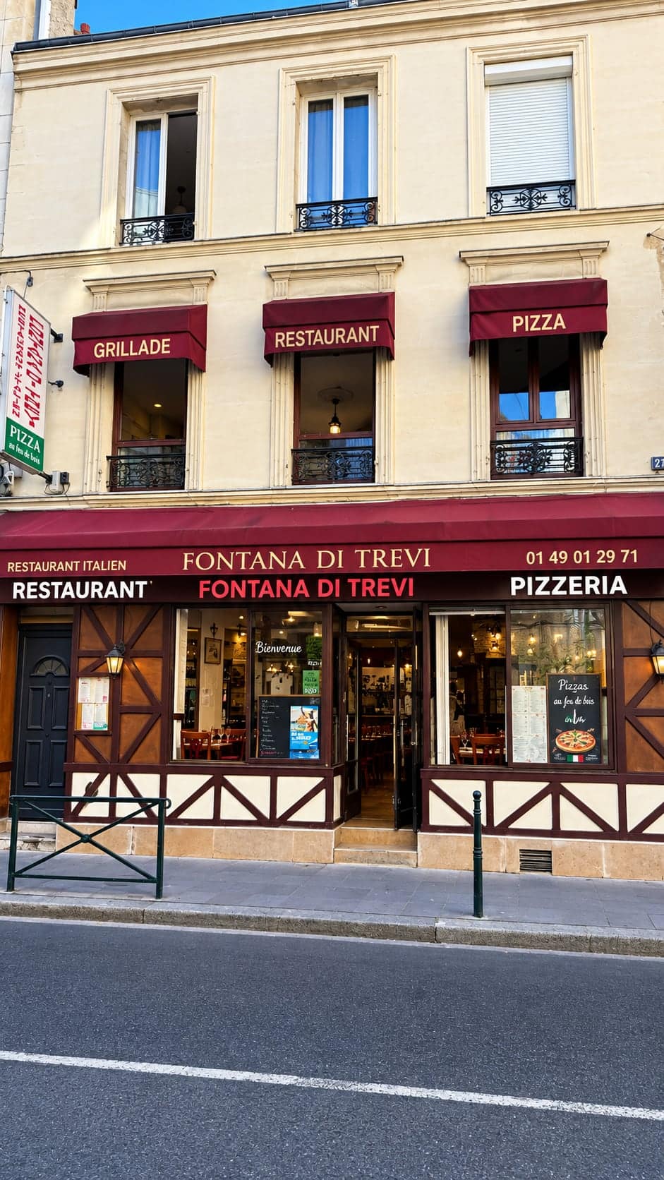 L’immeuble et la devanture de la Fontana di Trevi, rue Jean Jaurès à Puteaux.