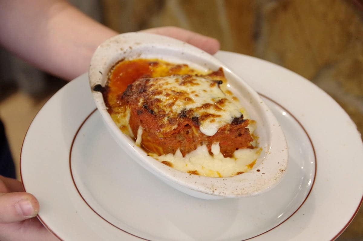Lasagnes maison gratinées dans leur plat, servies sur assiette.