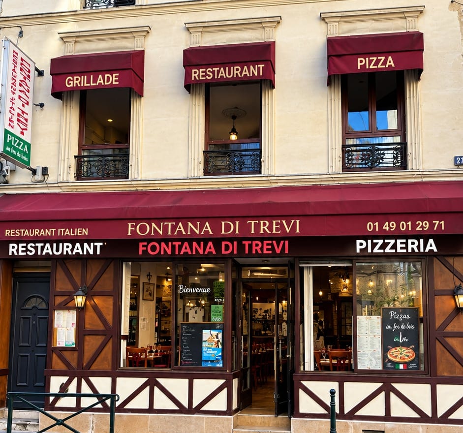 La façade de la Fontana di Trevi rue Jean Jaurès : stores « Grillade », « Restaurant », « Pizza » et devanture à colombages.